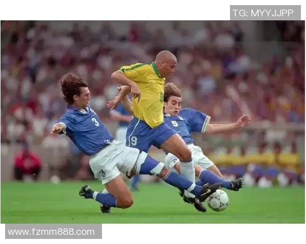 球场英姿巅峰时刻 足球巨星帅气瞬间定格